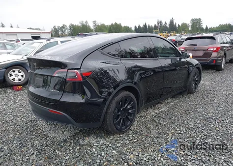 2024 Tesla Model Y Long Range Dual Motor All-Wheel Drive z USA, uszkodzony, nr VIN 7SAYGDEE1RF033066